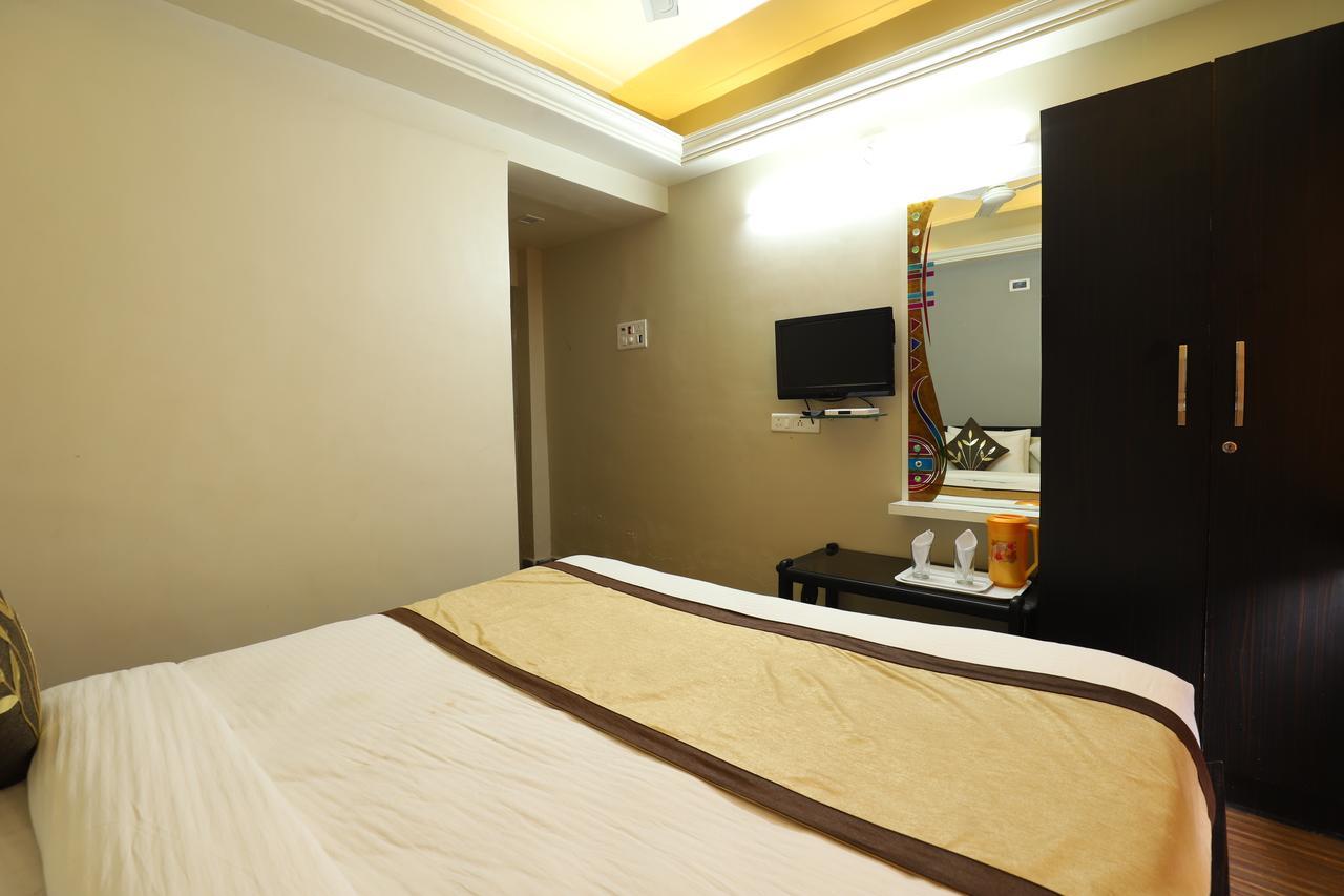 Hotel Loyal Residency Jāmnagar Eksteriør bilde